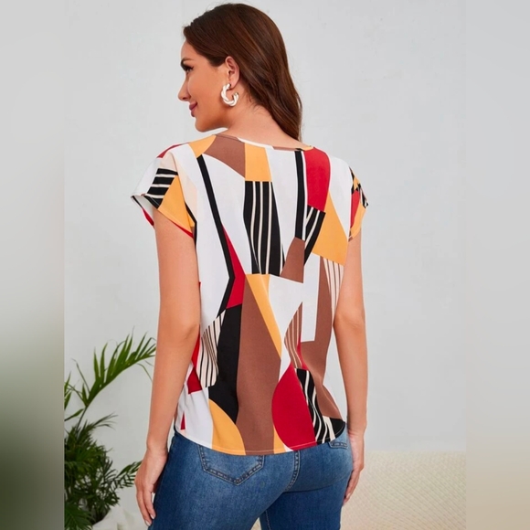 5/$20 Geometric Print Women's Top Excellent Used Condition - Picture 2 of 5